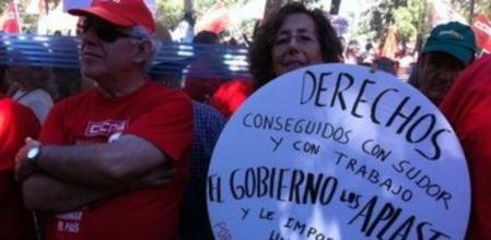 15S. La concentración, a la que han acudido numerosos padres con sus hijos, se desarrolla en un ambiente festivo