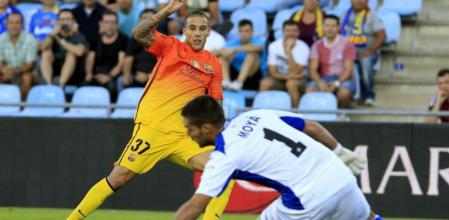 El delantero del Barcelona Cristian Tello dispara a la portería defendida por el meta del Getafe, Miguel Ángel Moyá