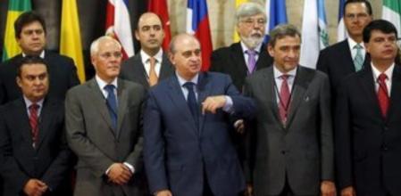 El ministro del Interior, Jorge Fernández Díaz (c), en la foto de familia de la I Reunión Iberoamericana de Ministros del Interior y de Seguridad Pública, que reúne a representantes de 21 países para dialogar sobre la coordinación en las políticas de seguridad pública, la lucha contra el narcotráfico y el terrorismo, y el control de fronteras.