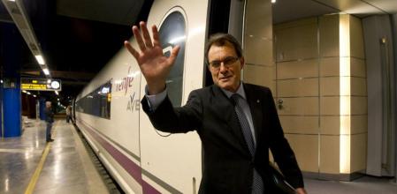 Treinta y cinco años después. Treinta y cinco años separan la imagen de Josep Tarradellas saludando desde un talgo al llegar a la estación madrileña de Chamartín para negociar el Estatut y la de Artur Mas, el jueves, a pie de AVE en la estación de Lleida para dirigirse a Madrid a reclamar el pacto fiscal