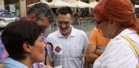 Una trentena de treballadors del hòlding Innova de Reus s'han concentrat aquest dijous al matí a les portes del consistori