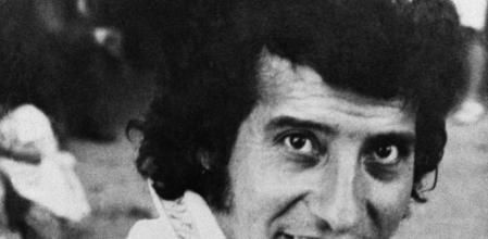 Víctor Jara durante un espectáculo en Chile el 1 de enero de 1973