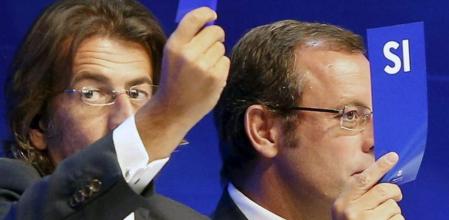 Sandro Rosell, junto al secretario y portavoz del club Toni Freixa, durante una de las votacioens de la asamblea de compromisarios del Barça