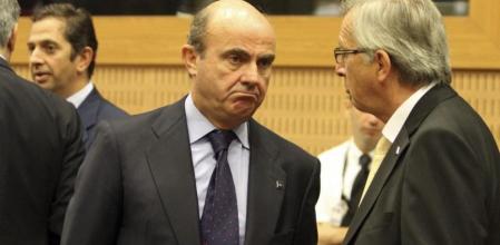 Conversaciones constantes. El ministro de Economía, Luis de Guindos, con el presidente del Eurogrupo, Jean-Claude Juncker, hace diez días en Chipre