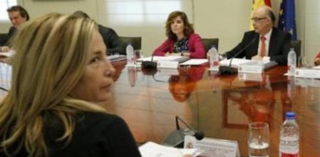 La vicepresidenta de la Generalitat de Catalunya, Joana Ortega, durante la reunión que la vicepresidenta del Gobierno, Soraya Sáenz de Santamaría, mantuvo con los consejeros de Presidencia de las comunidades autónomas para preparar la Conferencia de Presidentes del 2 de octubre.