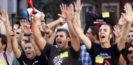 La asistencia a la misa del presidente de la Generalitat, Artur Mas, y del alcalde de Barcelona, Xavier Trias, con motivo de la Diada de la Mercè, ha sido aprovechada por cientos de trabajadores de Transportes Metropolitanos de Barcelona (TMB) para congregarse delante de la basílica.