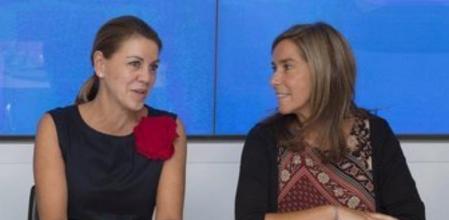 La ministra de Sanidad, Servicios Sociales e Igualdad, Ana Mato, conversa con la secretaria general del PP, María Dolores de Cospedal.