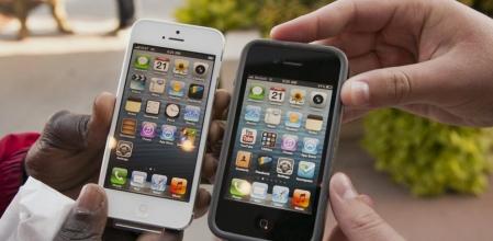Dos neoyorquinos comparan un iPhone 4, derecha, y un iPhone 5, izquierda, el 21 de septiembre de 2012, el día en el que se puso a la venta el nuevo dispositivo de Apple.