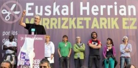 El secretario general de ELA, Txiki Muñoz (2i, puño en alto), junto a representantes de los sindicatos y movimientos sociales, se dirige a los manifestantes tras la marcha que ha recorrido este mediodía las calles de Bilbao