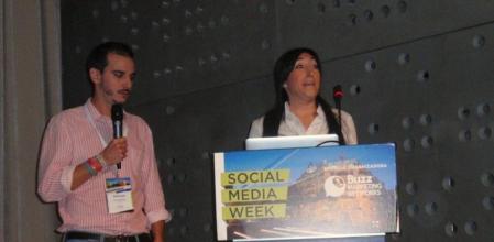 Marta Baqués y Marcos Domínguez, del departamento de ventas de Facebook de Dublín, en una conferencia en Barcelona