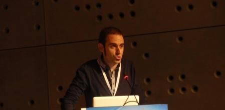 Jonàs Sala, cofundador de Verkami en una conferencia en Barcelona