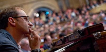 Joan Herrera sigue la intervencion de Artur Mas en el Parlament