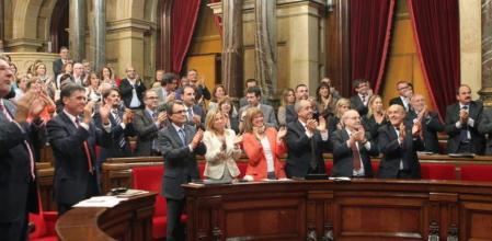 El Parlament, en pie, tras aprobar la celebración de un referéndum sobre la autodeterminación de Catalunya