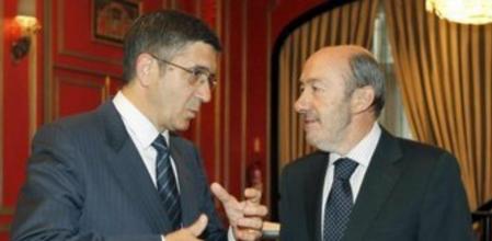 Patxi López, conversa con el secretario general del PSOE, Alfredo Pérez Rubalcaba