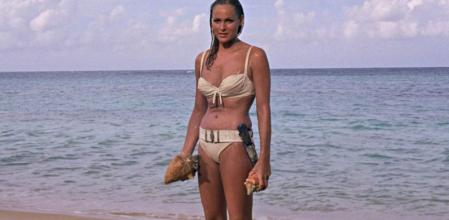 Despanpanante Úrsula Andress en un Fotograma de Dr. No (conocido como Agente 007 contra el Dr. No en España y como El satánico Dr. No en Hispanoamérica) primer filme de James Bond estrenado en Londres el 5 de octubre de 1962. Basado en la novela de Ian Fleming, protagonizado de Sean Connery y Úrsula Andress.