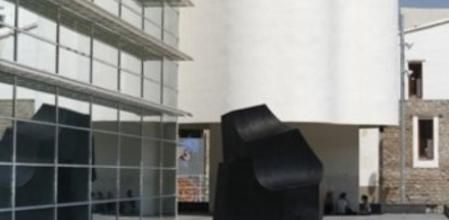 El moderno edificio del Museu d'Art Contemporani de Barcelona (MACBA) diseñado por Richard Meier