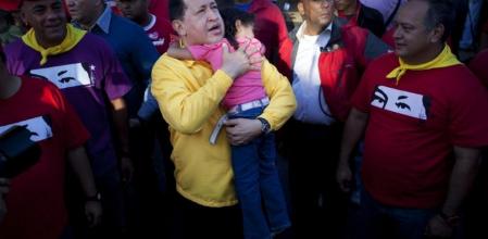 Hugo Chávez abraza a una niña.
