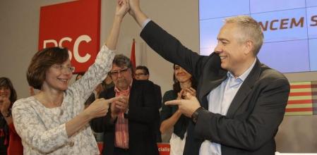 Montserrat Tura y Pere Navarro en el Consell Nacional del PSC, donde el alcalde de Terrassa ha sido proclamado candidato de los socialistas catalanes para las elecciones del 25-N.