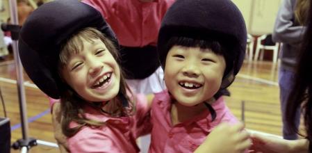 Nuevas amigas. Jiangyue y Sarai, enxanetes de los Xiquets de Hangzhou y de la Colla Vella, ya entablaron una buena amistad poco después de conocerse