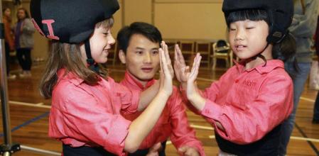 Peinsheng Chen, cap de colla, dóna instruccions durant un assaig al locla de Colla Vella, a Valls