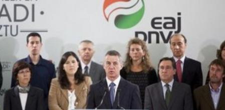 El candidato por el PNV, Iñigo Urkullu (c), durante la presentación en Vitoria del programa electoral económico del partido para las elecciones del 21 de octubre