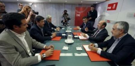 Rubalcaba se reunió anoche en Ferraz con Griñán, Patxi López y el asturiano Javier Fernández