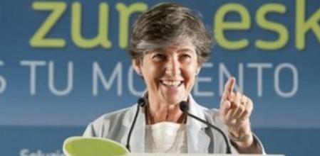 La candidata a lehendakari por EH Bildu, Laura Mintegi, durante su intervención en un mitin preelectoral que la coalición ha celebrado en Vitoria