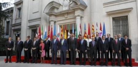 El rey Juan Carlos, junto al príncipe de Asturias y el presidente del Gobierno, Mariano Rajoy, posa con los 19 mandatarios de comunidades y ciudades autónomas, en la foto de familia de la V Conferencia de Presidentes que se celebra hoy en el Palacio del Senado, para buscar un compromiso de déficit y una imagen de unidad ante Europa.