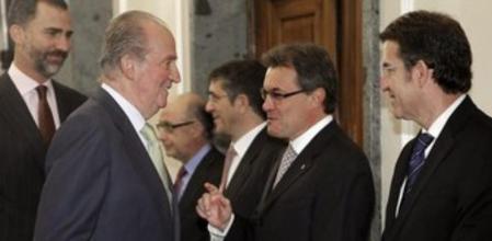 El rey Juan Carlos y el príncipe Felipe, saludan a los presidentes de la Xunta, Alberto Núñez Feijóo y al de la Generalitat, Artur Mas.