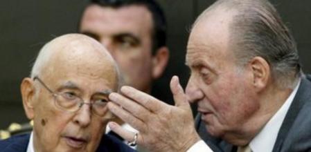 El rey Juan Carlos conversa con el presidente de Italia, Giorgio Napolitano, durante el VIII Encuentro Cotec Europa.