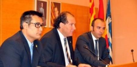 El alcalde de Torredembarra, Daniel Masagué, acompañado de los tenientes de alcalde, exponiendo los cambios en el cartapacio municipal