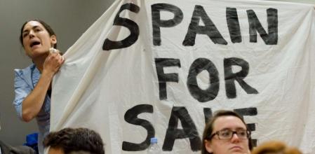 Protestas durante el discurso de Guindos en Londres.