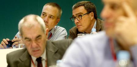 Ernest Maragall, en primer plano, durante el último Congreso del PSC. Detrás, Pere Navarro y Àngel Ros