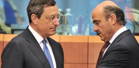El BCE, preparado. El ministro Luis de Guindos (a la derecha) en una reunión del pasado verano en Bruselas junto a Mario Draghi, que apoyará la compra de deuda si España lo solicita