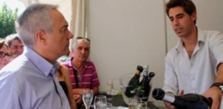 Pere Navarro (PSC) en un estand de la XVI Mostra de Caves i Gastronomia de Sant Sadurní d'Anoia