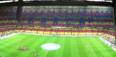 Panorámica del mosaico en el Camp Nou el día del Barça-Madrid