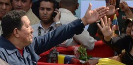 Hugo Chávez saluda a algunos de sus seguidores tras depositar su voto