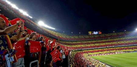 Imagen del Camp Nou con el mosaico de la senyera minutos antes del inicio del encuentro Barça-Madrid