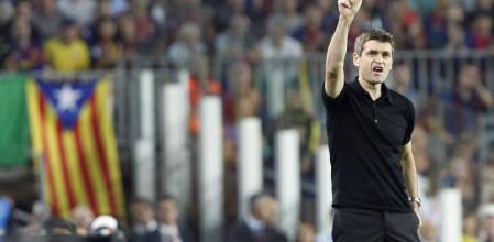 Tito Vilanova gesticula en la banda con una senyera de fondo