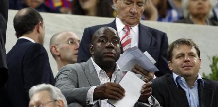 Magic Johnson en el palco del Camp Nou durante en el partido Barça-Madrid