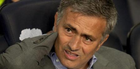 El entrenador del Real Madrid, el portugués José Mourinho, sigue desde el banquillo el partido que enfrenta a su equipo ante el FC Barcelona, correspondiente a la séptima jornada de liga en Primera División, hoy 7 de octubre de 2012 en el Nou Camp