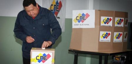 Hugo Chávez ejerce su derecho a voto durante la jornada electoral en Venezuela