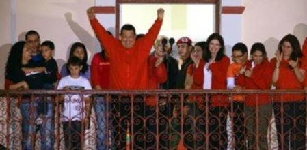 El presidente de Venezuela, Hugo Chávez, desde un balcón del palacio de Miraflores, en Caracas después de ganar las elecciones
