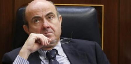 El ministro de Economía y Competitividad, Luis de Guindos, durante la sesión de control al Gobierno hoy en el Congreso de los Diputados.