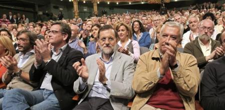 El presidente del Gobierno, Mariano Rajoy, junto al expresidente del PP andaluz Javier Arenas, durante el acto de campaña en Bilbao.