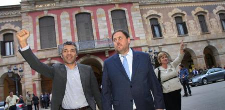 Manifestación de miembros de la Assemblea Nacional Catalana delante del Parlament de Catalunya