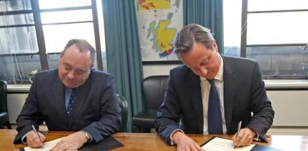 Salmond y Cameron firman el acuerdo.