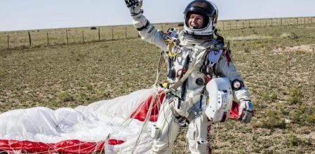 Fotografía cedida por Red Bull Stratos que muestra al austríaco Felix Baumgartner celebrando haber roto la barrera del sonido tras haber saltado desde la estratosfera