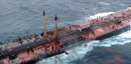 Una ola rompe contra el casco del Prestige, el 15 de noviembre de 2002