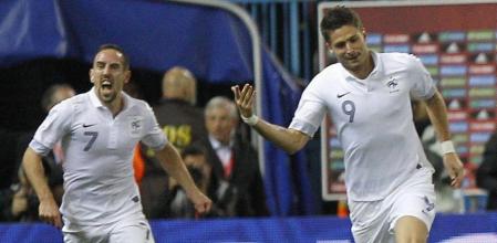 El delantero de la selección francesa Olivier Giroud (d) celebra su gol junto a su compañero Franck Ribery (i), durante el partido de la fase de clasificación para el Mundial 2014 de Brasil que disputan España y Francia, esta noche, en el estadio Vicente Calderón, en Madrid.